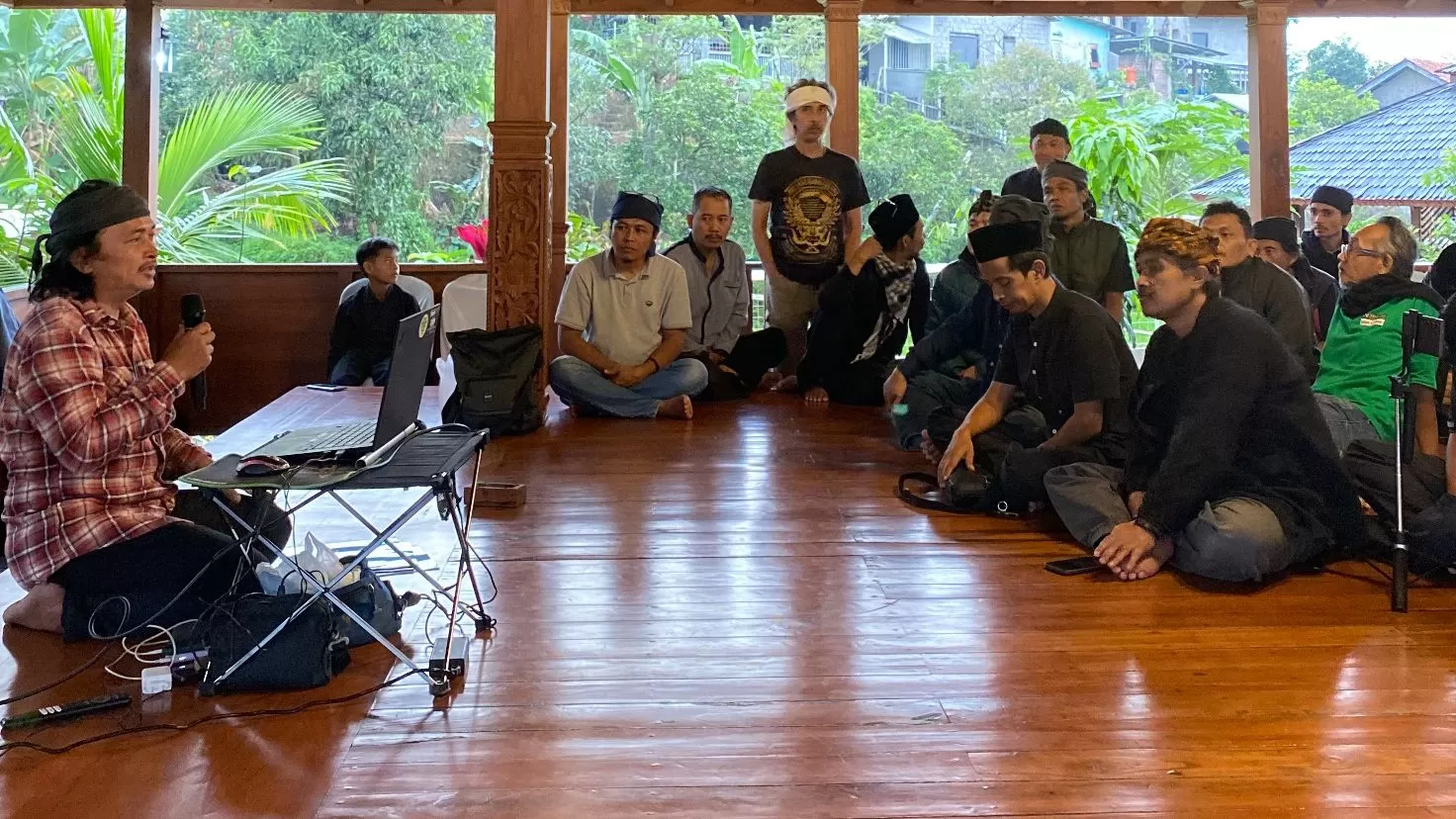 Peserta incu putu dari berbagai pangauban daerah aliran sungai mengikuti kegiatan Seren Taun Kabuanaan di Bale di Bale Gede Gunung Masigit Kareumbi,  Cimande, Desa Sindangpakuon Kecamatan Cimanggung Kabupaten Sumedang, Sabtu (28/2/2026). 