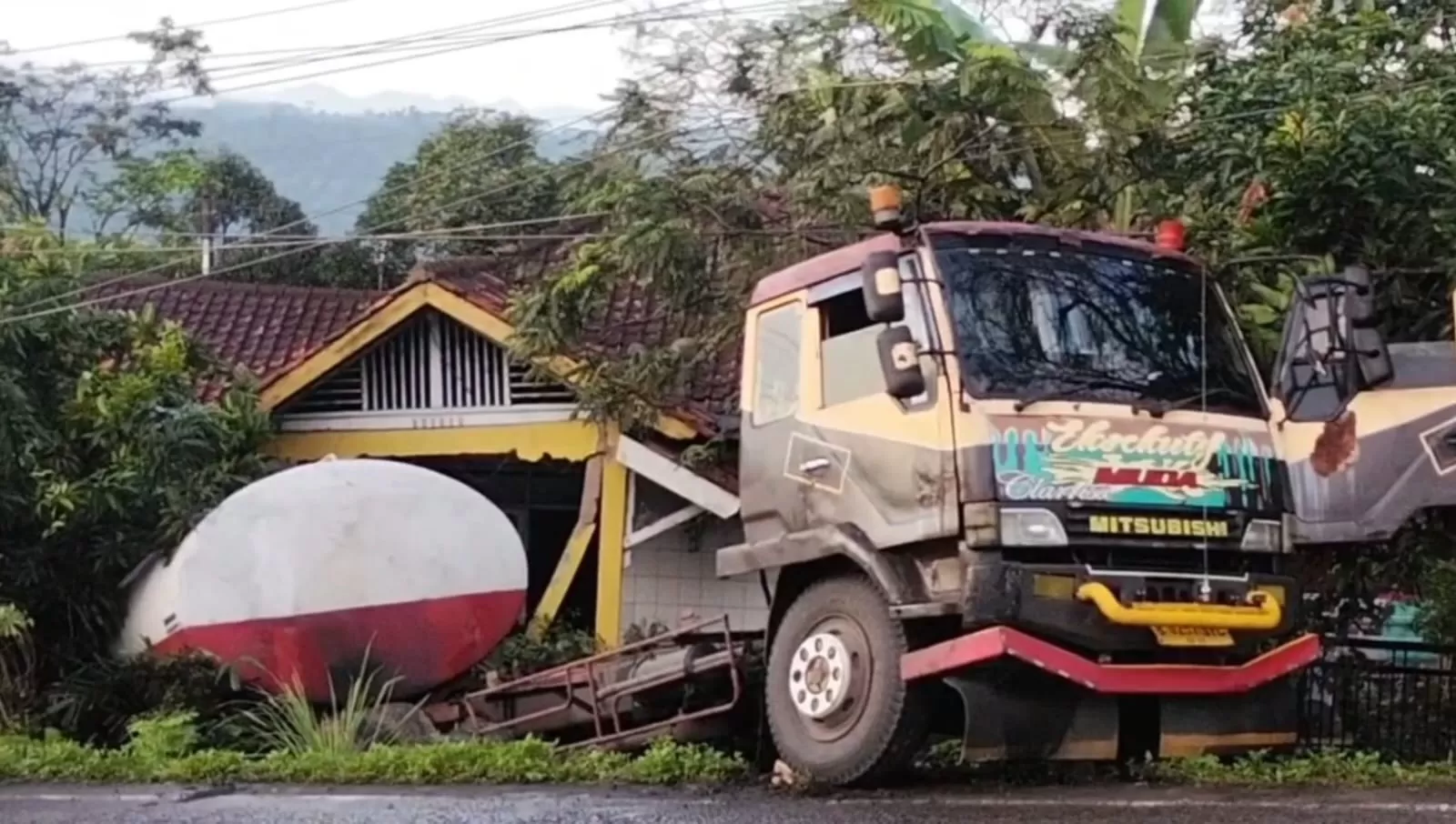 Truk tangki minyak goreng mundur tabrak rumah di nyalindung paseh Sumedang