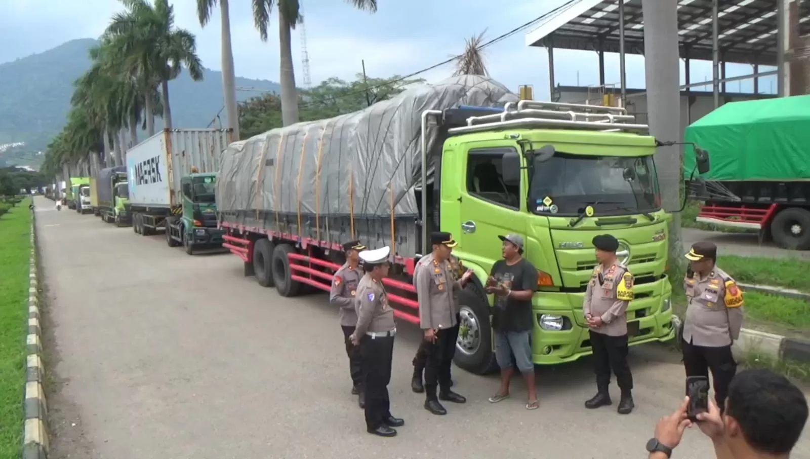 Seratus Truk Sumbu Besar Diamankan Polres Sumedang dalam Razia di Dwipapuri dan Jalan Nasional Bandung-Garut Kawasan Cimanggung Sumedang, Minggu (15/3/2026)