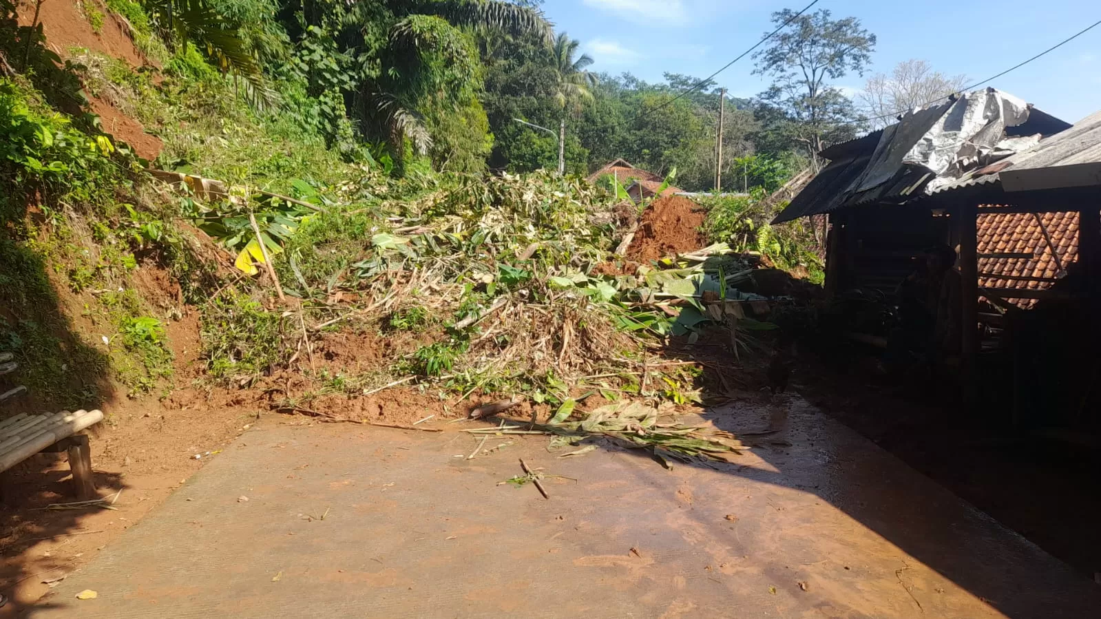 Kondisi badan jalan yang tertimbun material longsor di Surian. (Foto : Istimewa)