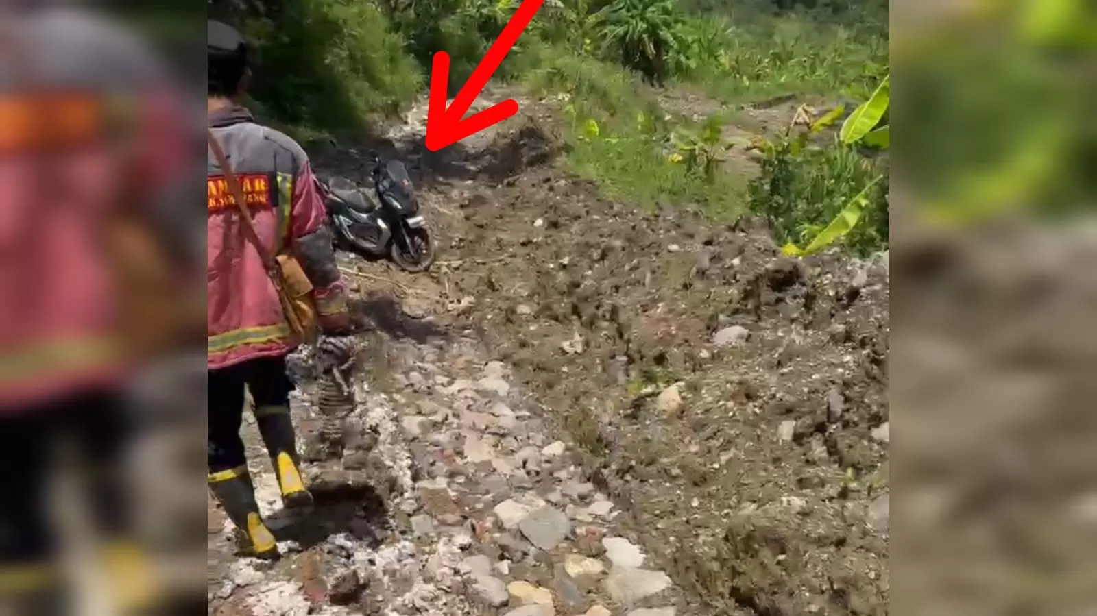 Tim Damkar Evakuasi Motor Pemudik yang Nyasar Ke Bendung Rengrang Setelah Ikuti Google Maps, Minggu (22/3/2026) 