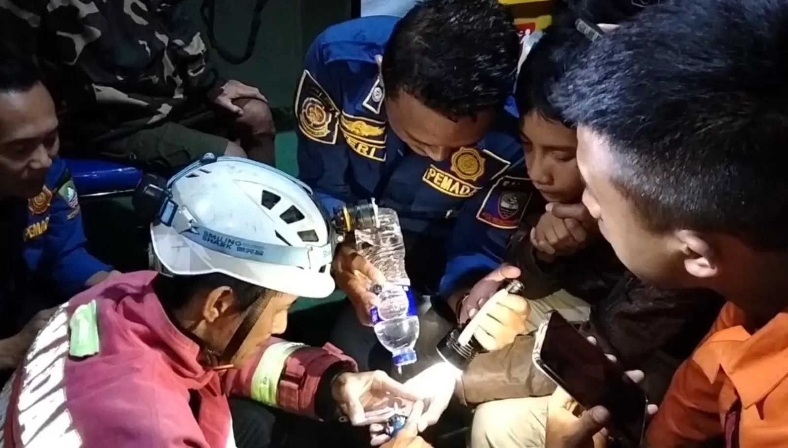 Petugas Gabungan Bantu Evakuasi Cincin Tersangkut di Jari Pemudik Hingga Bengkak, Minggu malam (22/3/2026) 