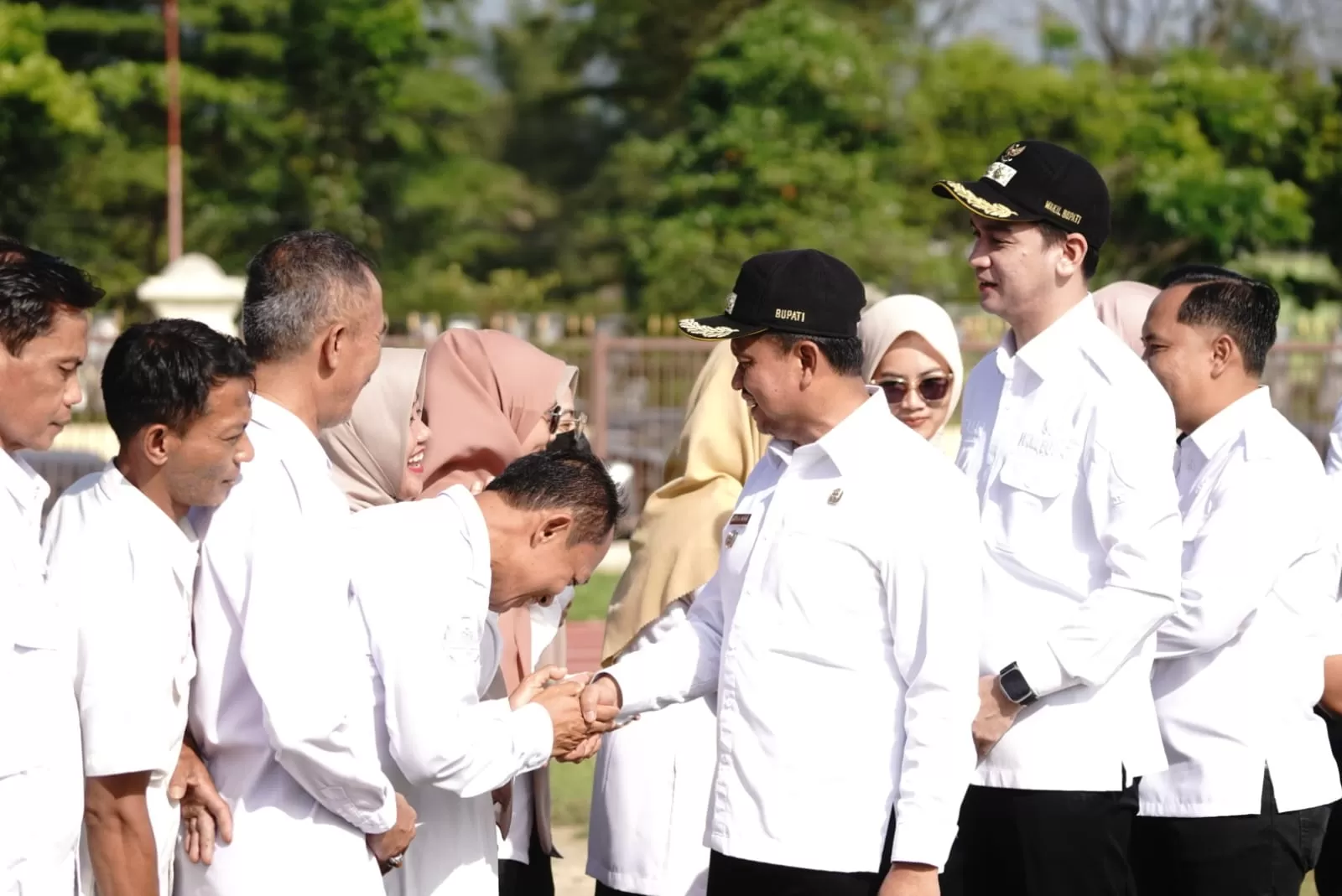 Momen Bupati Sumedang Dony Ahmad Munir bersalaman pada apel pagi, ist