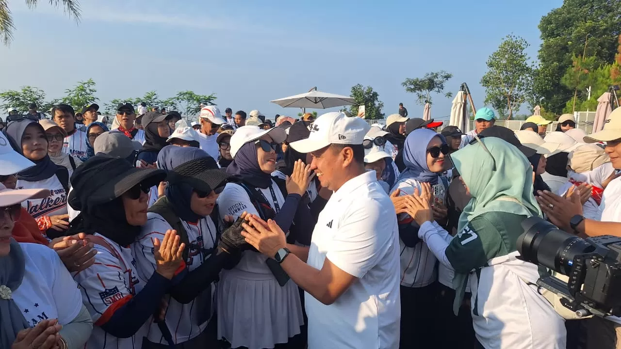 Bupati Sumedang Dony A Munir bersalaman dengan komunitas Sumedang Walkers. ist