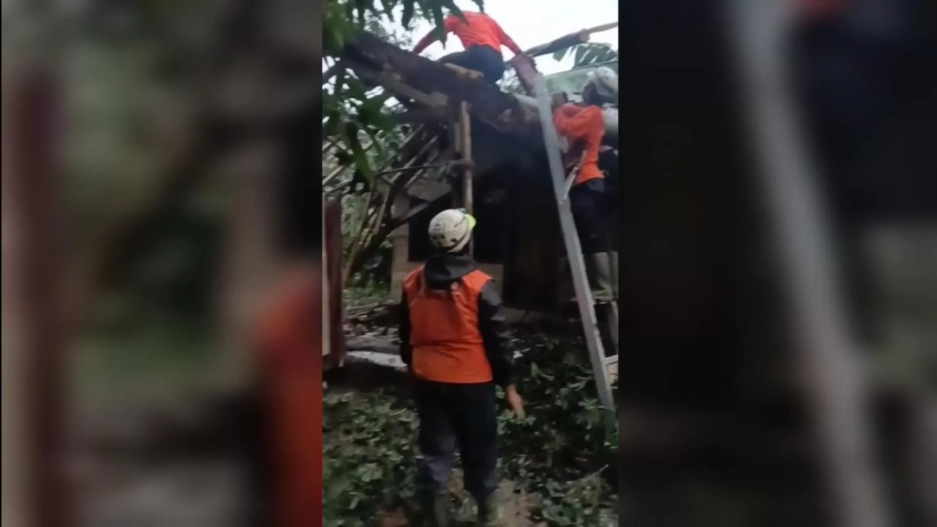 Penanganan Musibah Hujan Deras Disertai Angin Puting Beliung di Ciranggem, Jatigede, Sumedang oleh BPBD Sumedang, Sabtu (28/3/2026).