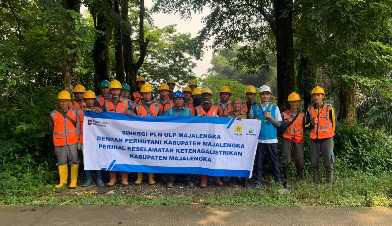 Petugas PLN UP3 Sumedang saat akan melakukan pemangkasan pohon rimbun di sepanjang jaringan kabel listrik, Selasa (31/3/2026). (FOTO: dok PLN)