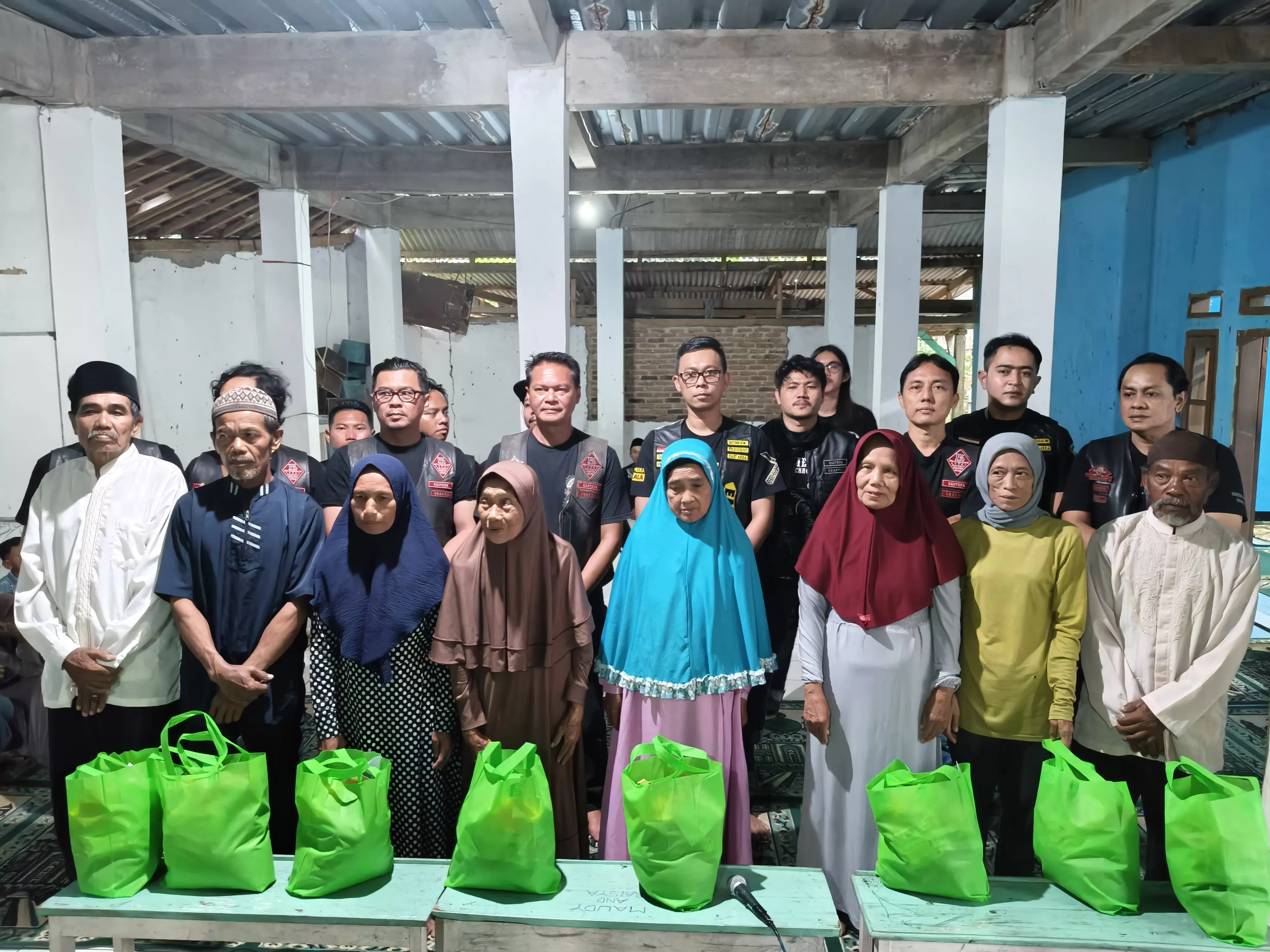 Foto Bersama: Bikers 1% bersama para tokoh masyarakat jelang berbuka, di masjid nurul jannah, Situraja-Sumedang, Sabtu (14/3/2026).