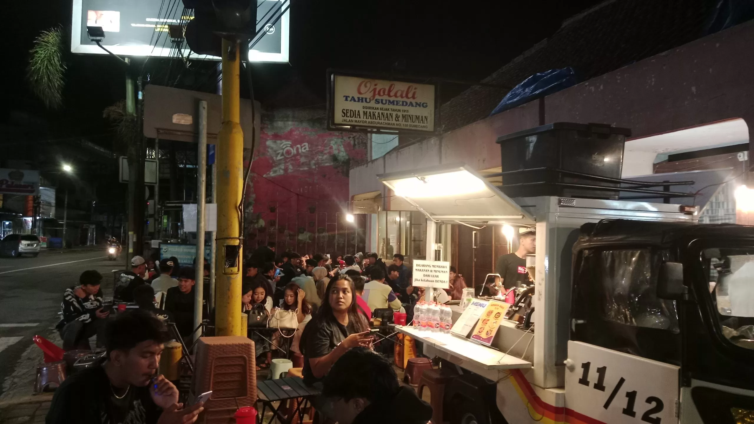 Salah Satu Kedai Kopi  Outdoor (11/12) di Sumedang yang Punya Banyak Konsumen di Kalangan Gen Z (Foto : Istimewa) 