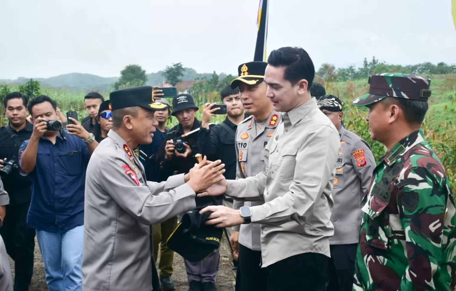 Kapolda Jabar Irjen Pol Rudi Setiawan saat Berjabat Tangan bersama Wakil Bupati Sumedang, M. Fajar Aldila di gelaran penanaman jagung serentak kuartal I tahun 2026 di Desa Palabuan, Kecamatan Ujungjaya (Foto Istimewa) 