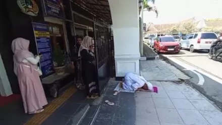 Warga Binaan Lapas Kelas  II Sujud Syukur saat Dinyatakan Bebas Usai Menjalani Masa Tahanan Selama 4 Tahun (Foto : Istimewa) 
