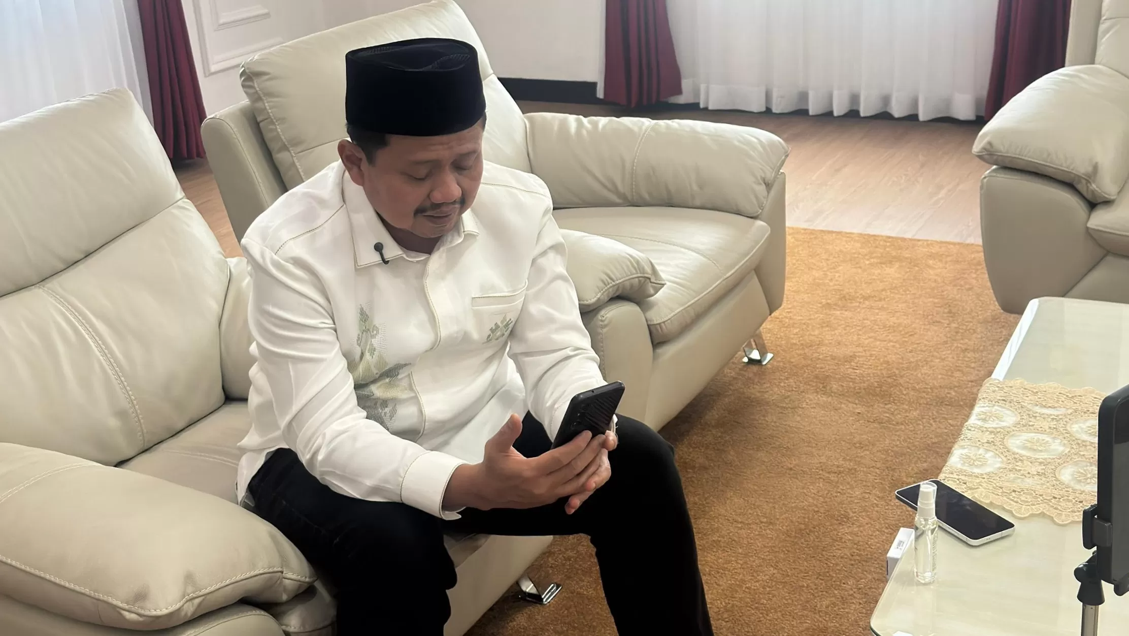 Potret Bupati Sumedang Dony Ahmad Munir saat berkomunikasi dengan para pekerja proyek, di ruanganya. ist
