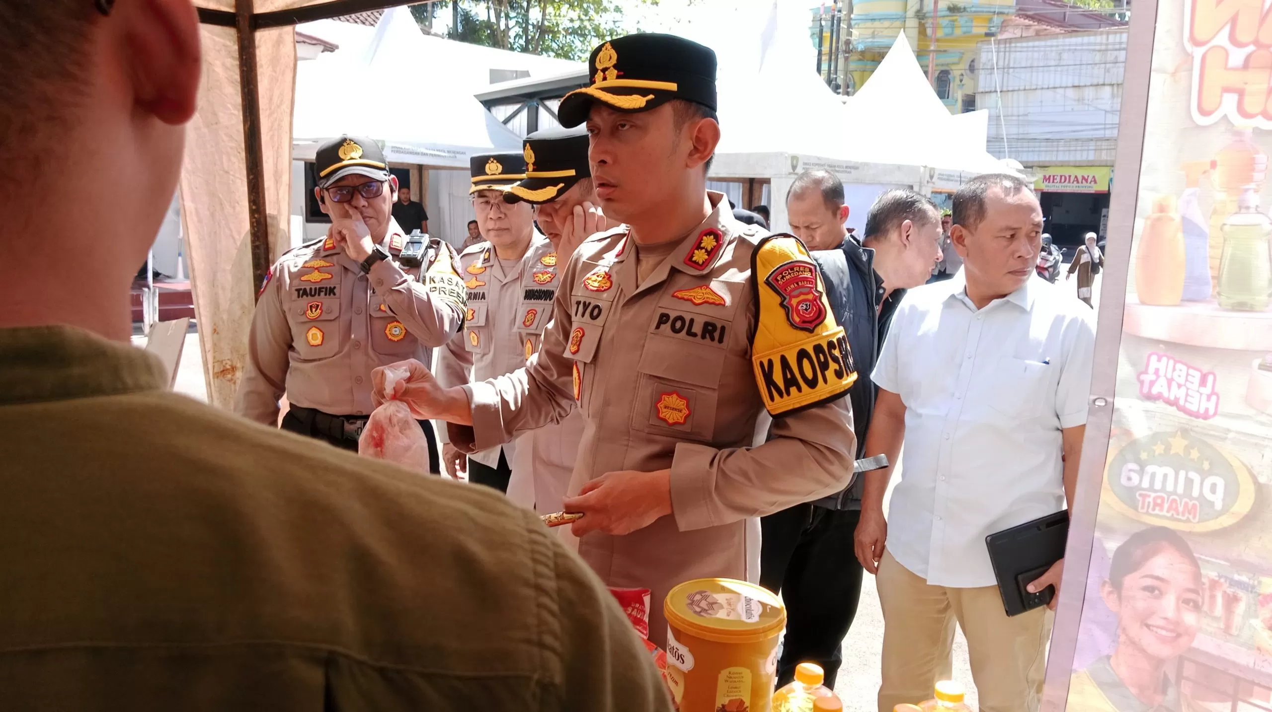 Kapolres Sumedang, AKBP Sandityo Mahardika saat Meninjau Gerakan Pangan Murah di Diskop UKMPP (Foto : Istimewa) 