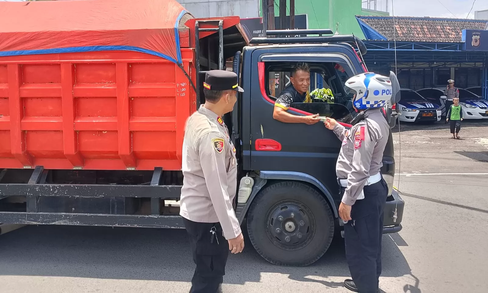 Anggota Polres Sumedang saat Merazia Truk Sumbu 3 di Buderan Alamsari (Foto : Istimewa) 