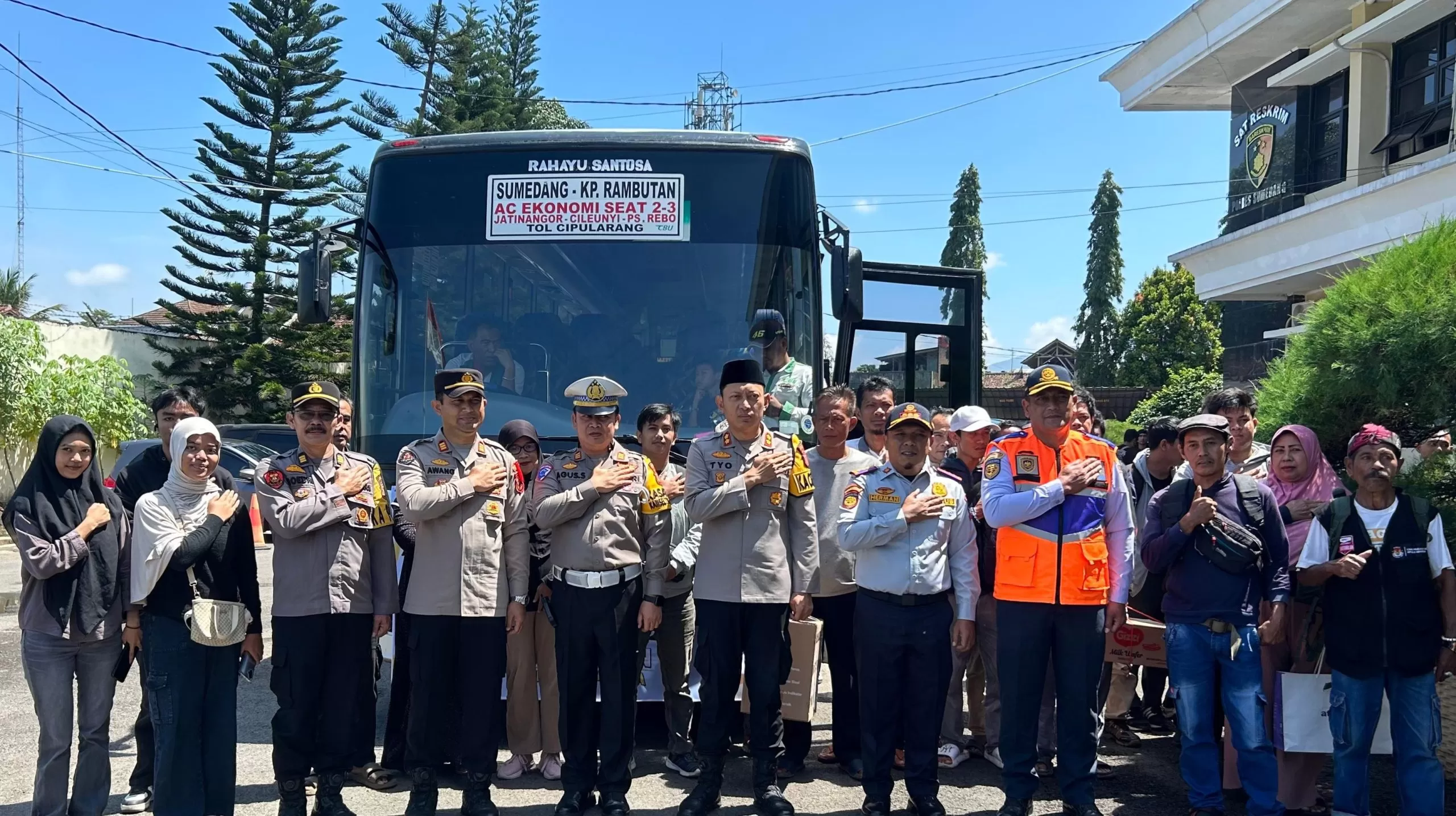Polres Sumedang Berangkatkan 62 Pemudik Gratis Tujuan Solo (Foto : Istimewa) 