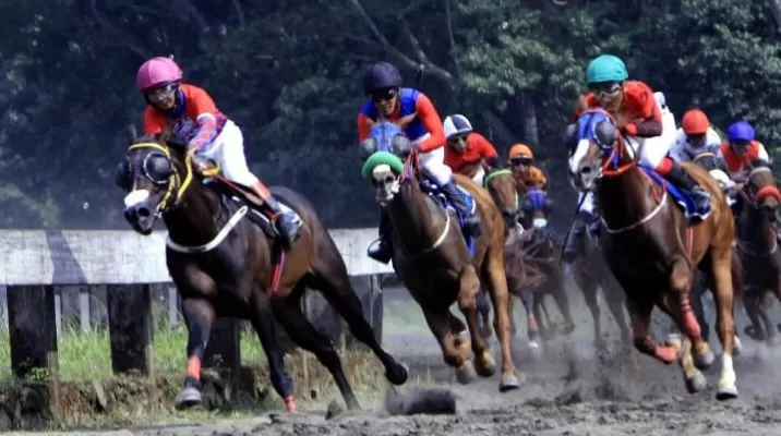 Terdepan, Joki Nana Suryana bersama Celeng Manis saat bertanding di Indonesian Derby tahun lalu, Dok/Ist.