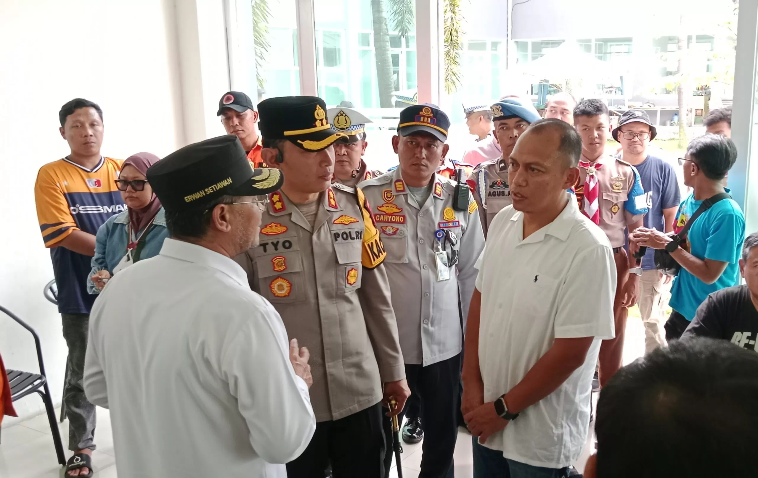 Wagub Jabar Erwan Setiawan saat Cek Pelaksanaan Pemeriksaan Kesehatan Awak Kedaraan Berupa Tes Urine di Pos Terpadu Terminal Ciakar (Foto : Istimewa) 