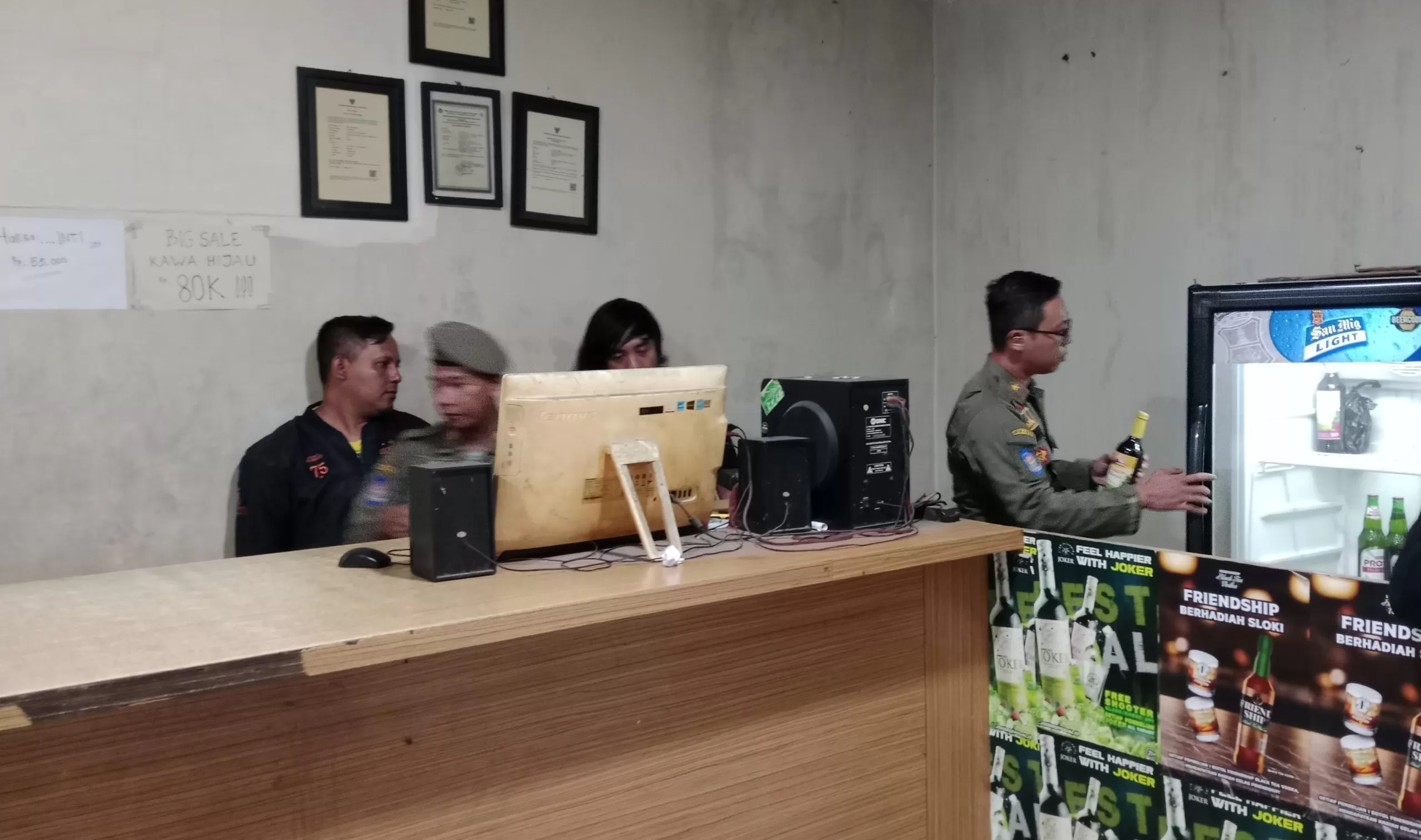 Kabid PPUD Satpol PP Sumedang, Ian Ariyandhy (kanan) saat Menggeledah Tempat Jual Miras di Kebonkol (Foto : Istimewa) 