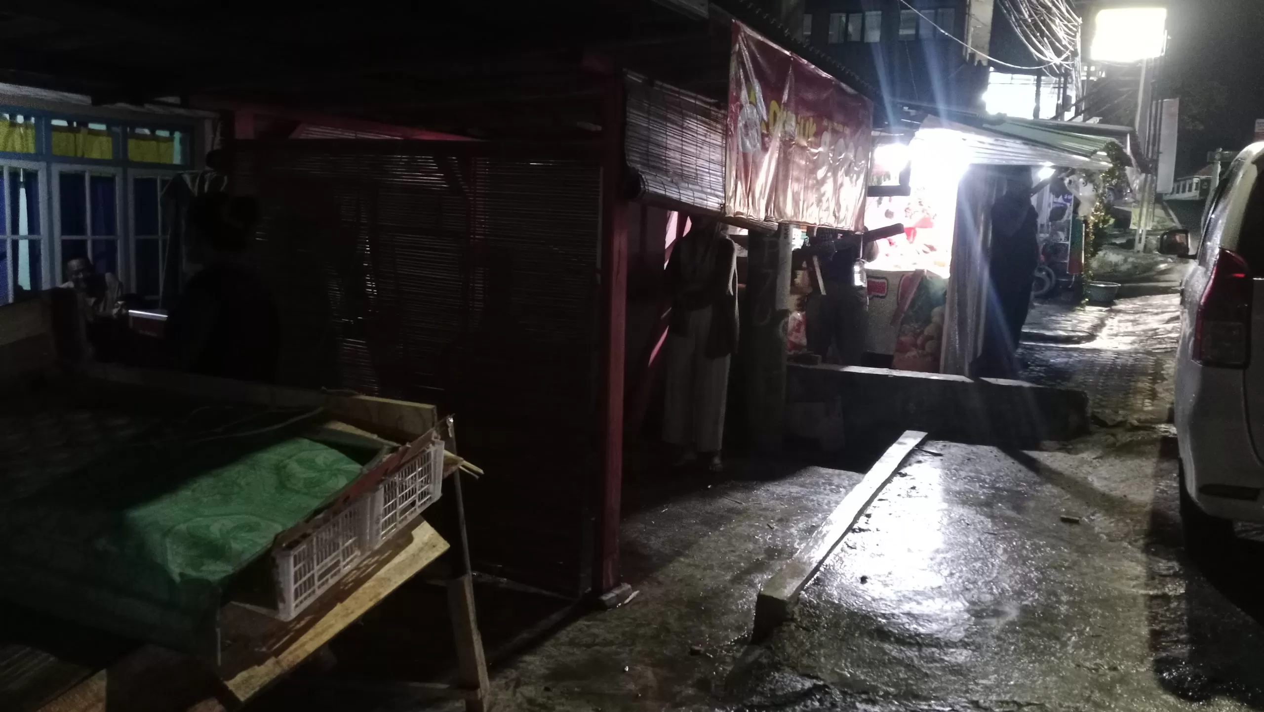 TKP Warung Buah-buahan di Licin Cimalaka yang Tertabrak Mobil Karena Rem Tangan Los (Foto : Istimewa) 