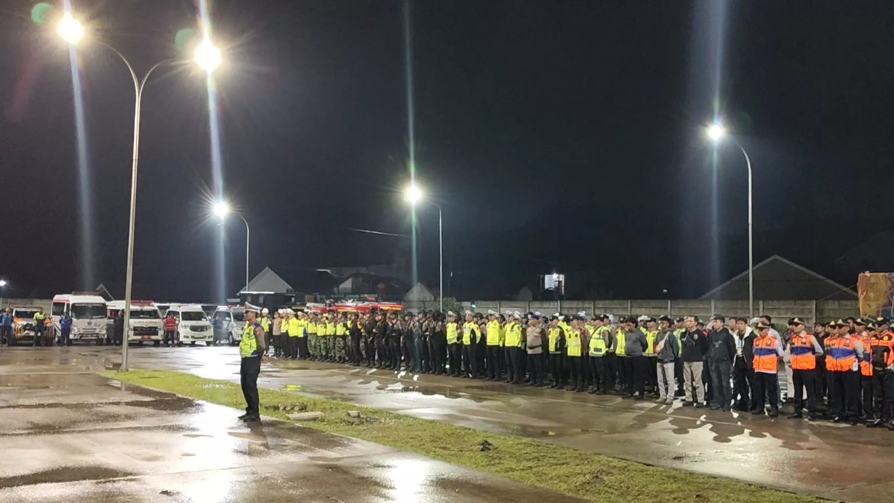 Berbaris: Momen apel gelar pasukan pengamanan malam lebaran idul fitri 1447 H, di Lapangan Terminal Ciakar Sumedang, Jum'at (20/03/2026) malam.