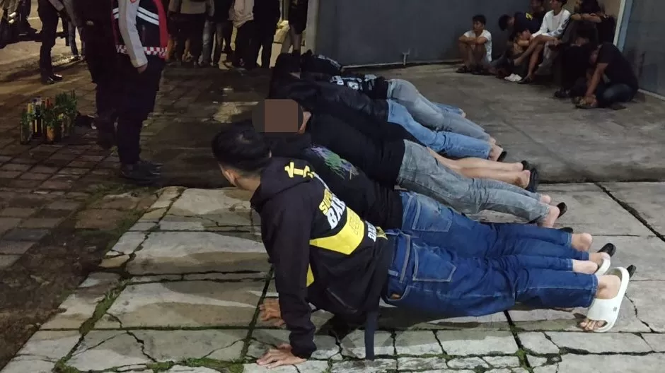 Para pelaku takbir keliling terpengaruh minuman beralkohol diberikan sangsi fisik persuasif, Sabtu dini hari.