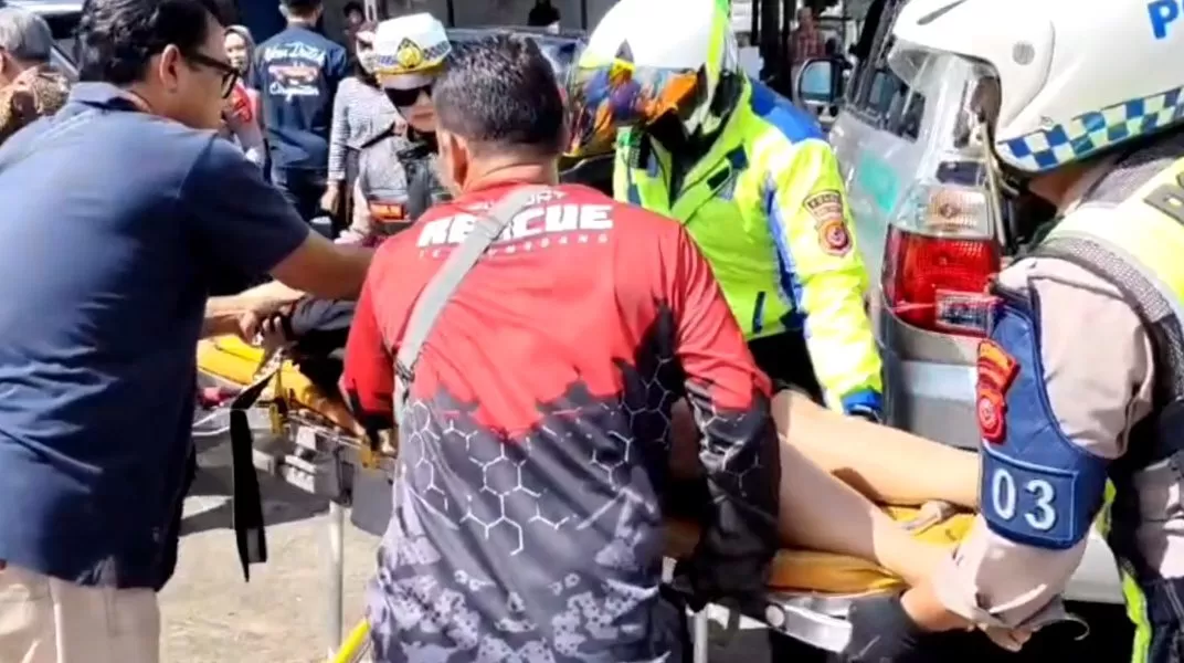 Petugas saat evakuasi pemudik yang meninggal dunia didekat area GT Sumedang kota.