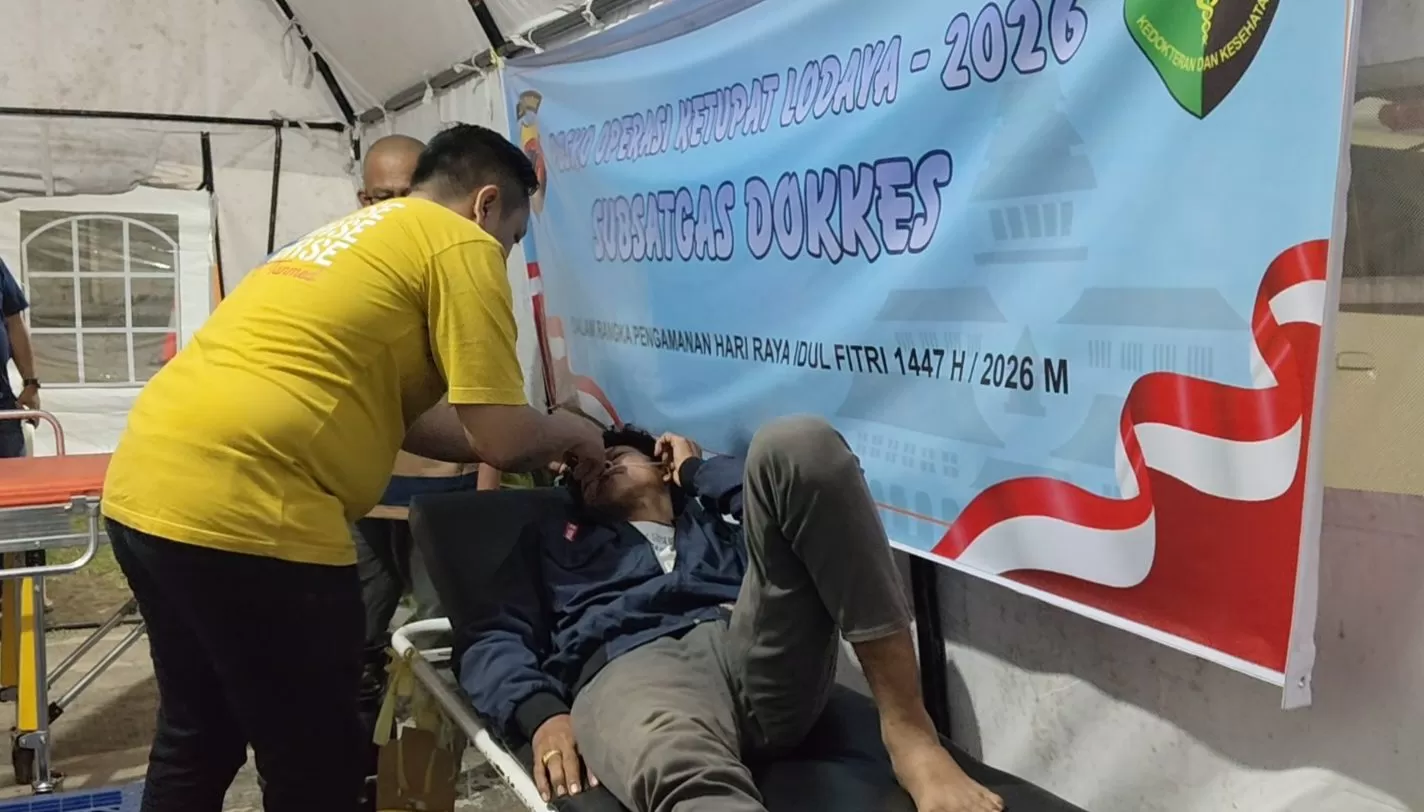 Penanganan Pemudik Alami Sesak Nafas di Posko Lebaran Dinkes.
