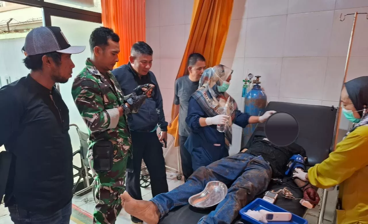 Terduga Pelaku Aksi Curanmor saat Dievakuasi ke Puskesmas (Foto : Istimewa) 