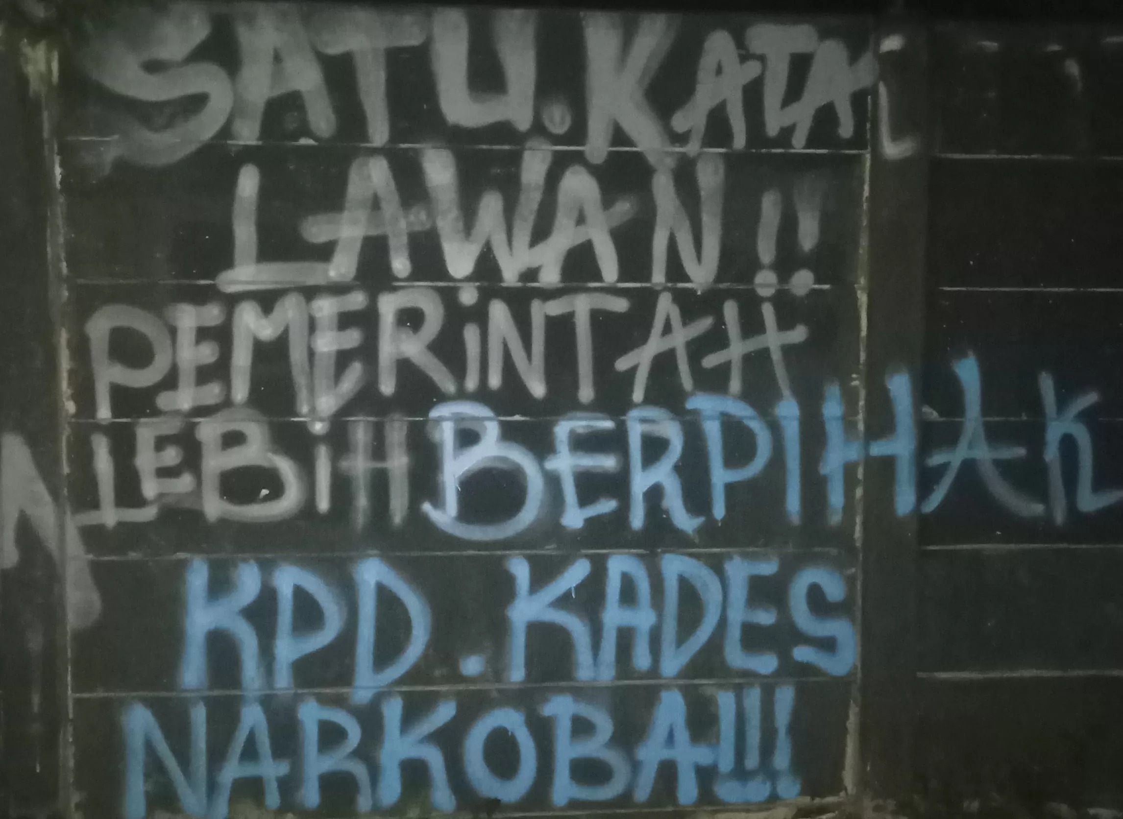 Salah satu Mural yang Dibuat oleh Sejumlah Pemuda Warga Desa Cintamulya Sebagai Bentuk Protes Terhadap Kepala Desa Cintamulya Pasca Jalani Rehabilitasi Setelah Terlibat Kasus Penyalahgunaan Narkoba Jenis Sabu (Foto : Istimewa) 