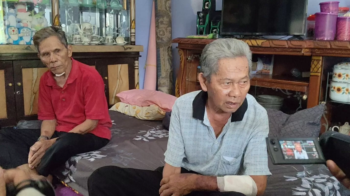 Korban longsor Emuh (berbaju merah) dan Ita saat dikunjungi di rumah saudaranya, senin (30/03/2026) siang.