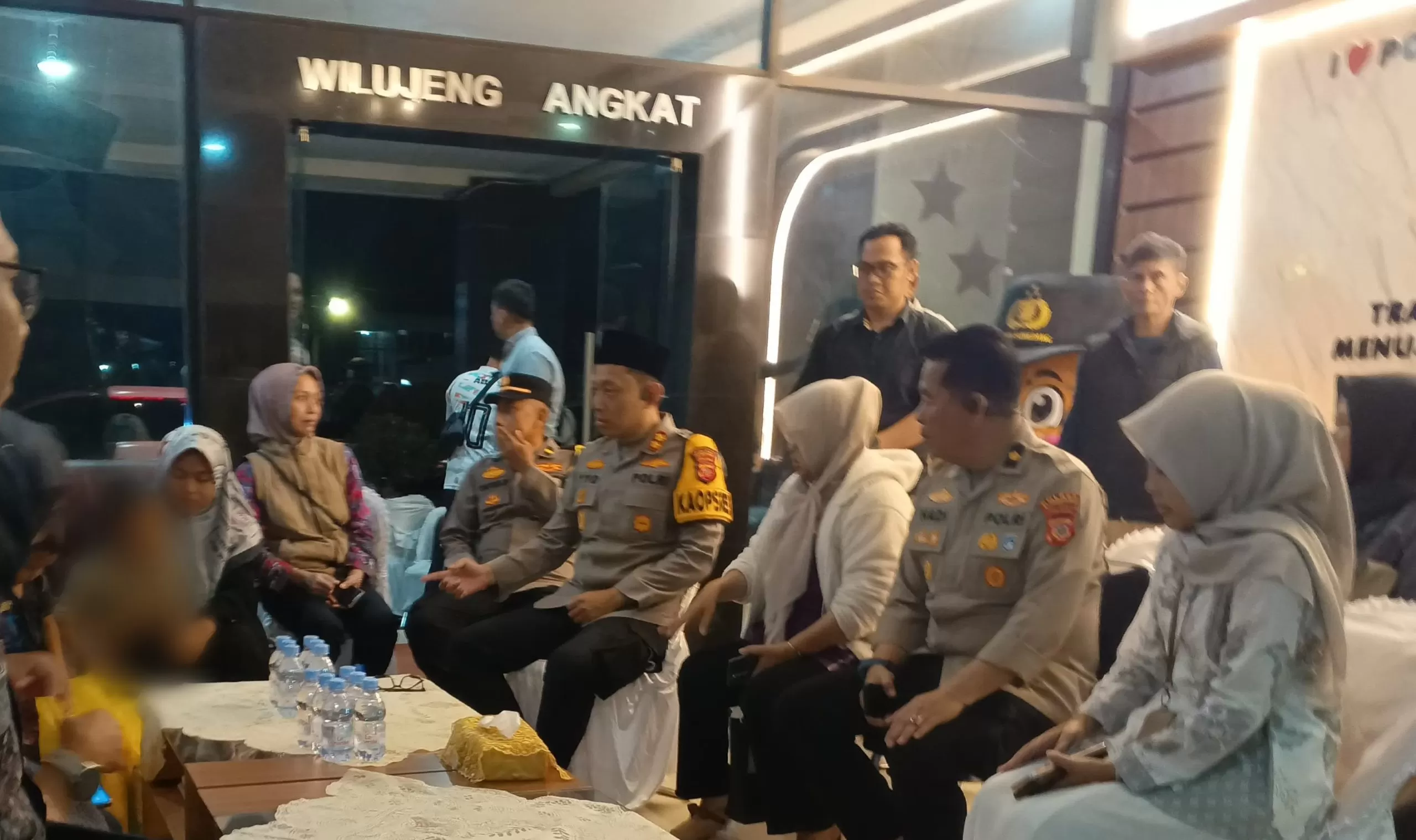 Kedua bocah tersebut saat diserahkan oleh pihak kepolisian kepada keluarganya di Lobby Utama Polres Sumedang pada Kamis (12/3) (Foto : Istimewa) 