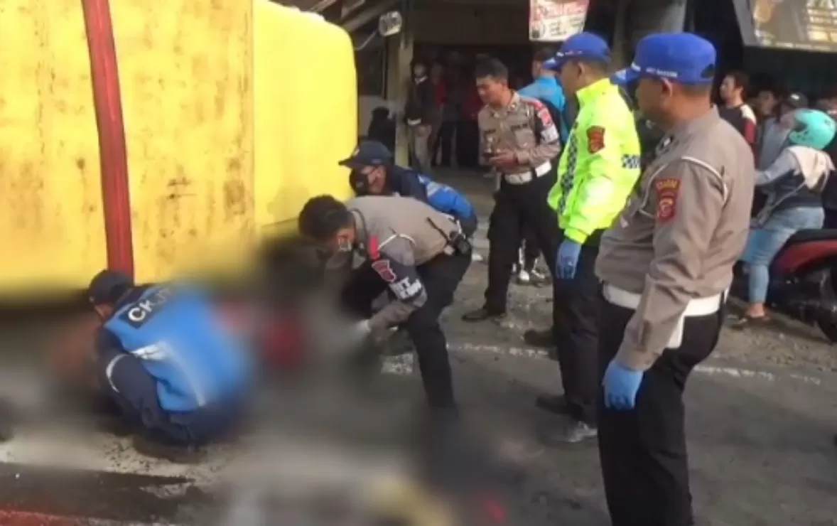 Evakuasi Korban Kecelakaan di Bojong Sumedang oleh Petugas Kepolisian (Foto : Istimewa) 