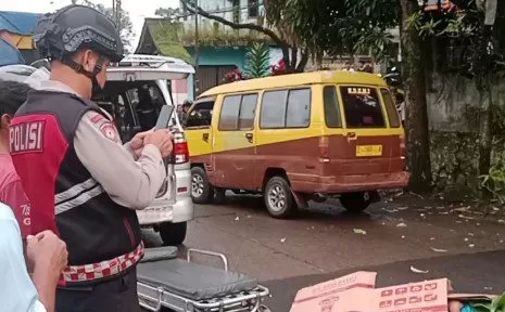 Petugas Kepolisian saat Berada di TKP Laka Lantas Kojengkang, Cimalaka (Foto : Istimewa) 