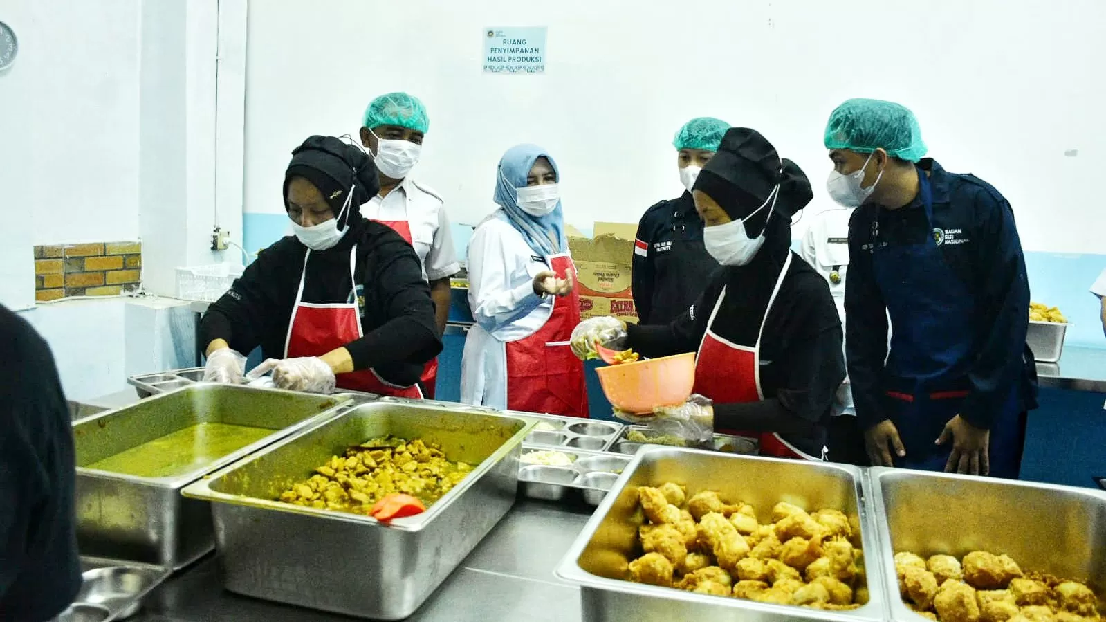 Ketua Satgas MBG Sumedang, Tuti Ruswati (tengah) saat mengunjungi salah satu SPPG di Sumedang. (Foto : Istimewa)