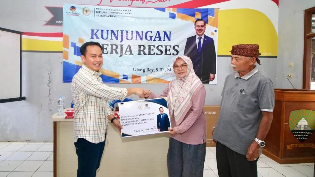 Anggota DPR RI, Ujang Bey (kiri) saat menyalurkan bantuan ke pemerintahan desa Kirisik. (Foto : Istimewa)