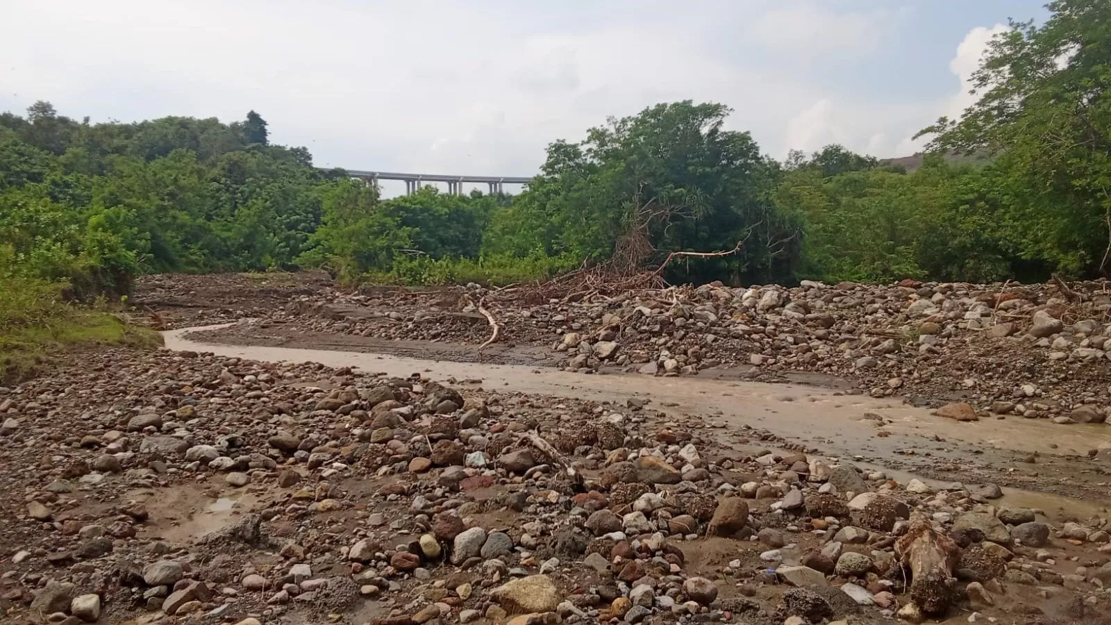 Lahan warga yang terkena dampak material tanah bekas proyek rest area Tol Cisumdawu. (Foto : Istimewa)