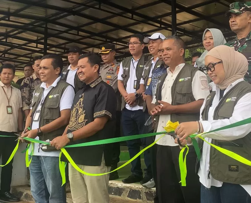 Bupati Sumedang Dony Ahmad Munir meresmikan Program Peduli Desa PT Pegadaian di Desa Wisata Pasirnanjung, Kecamatan Cimanggung, Kamis (2/4/2026).
