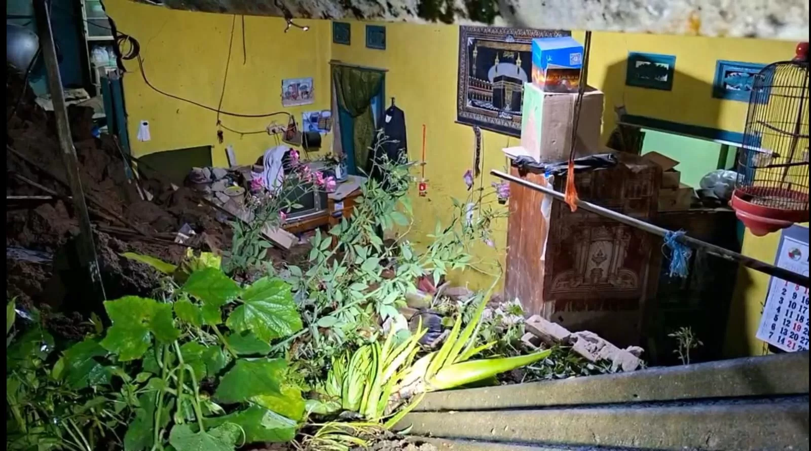 TPT Longsor Timpa Rumah di Sumedang Selatan