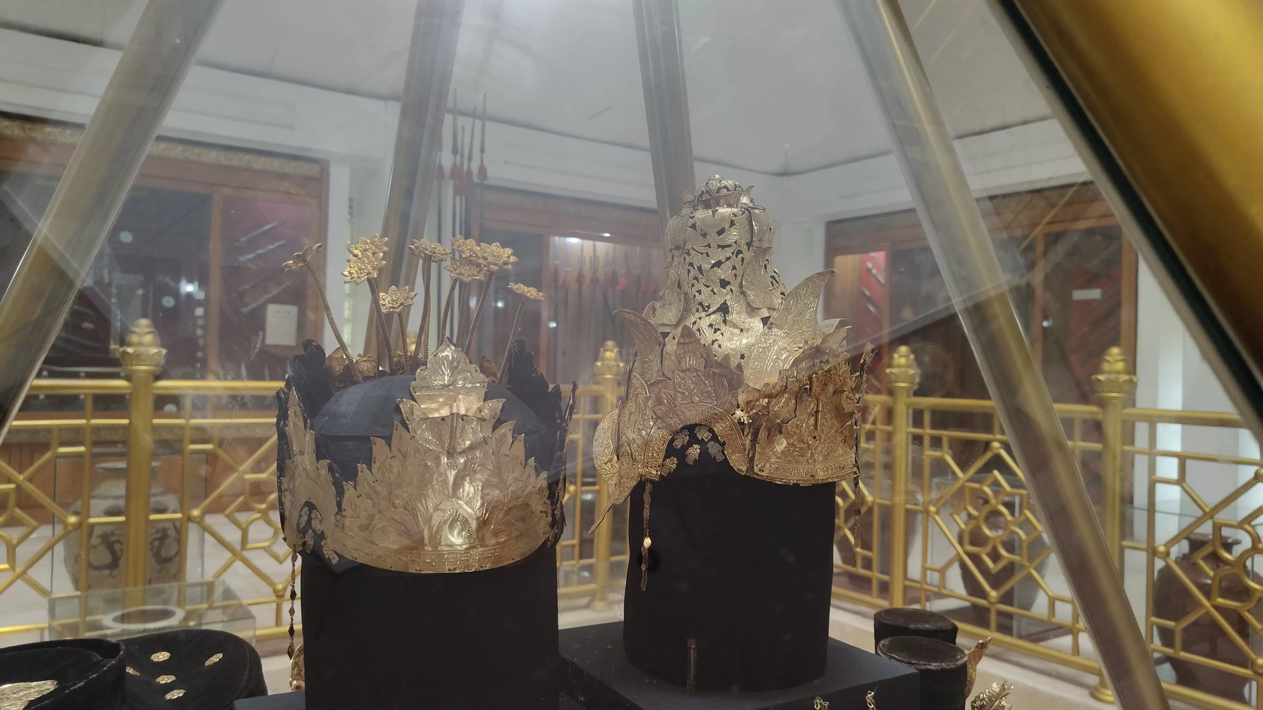 Tampak mahkota binokasih asli yang berada di Keraton Sumedang Larang.