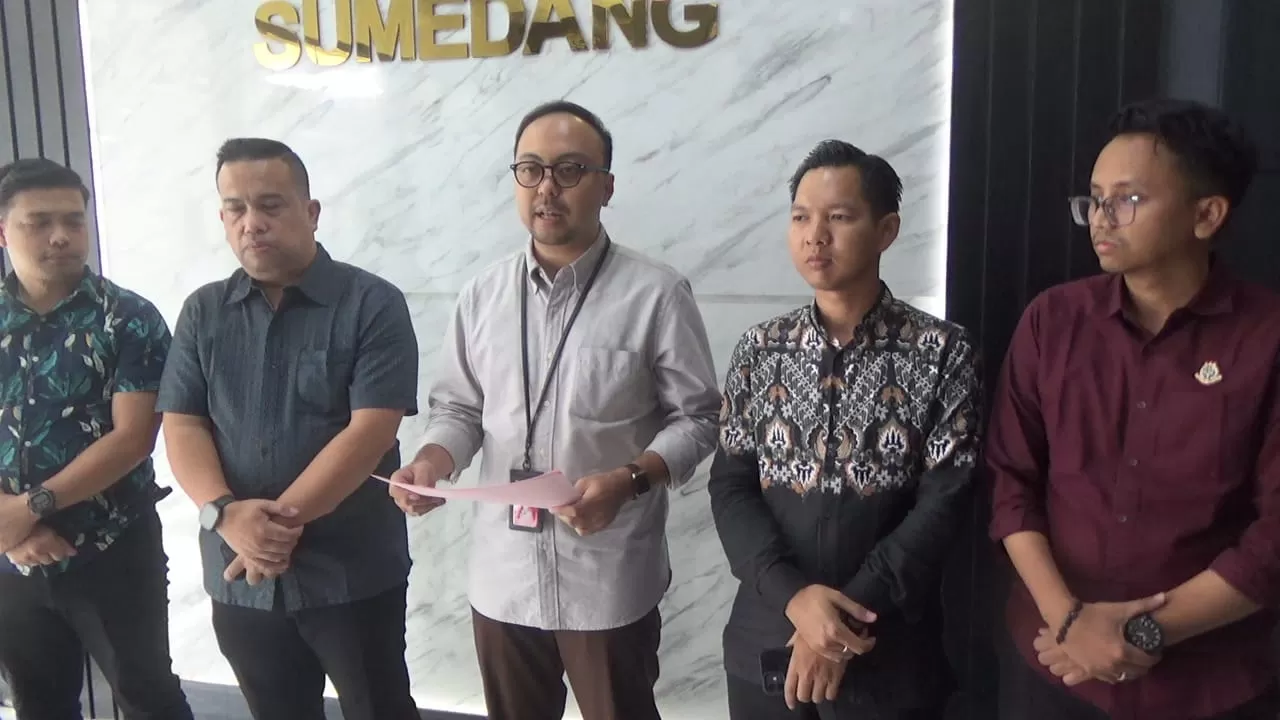 Kasi Pidana Umum (Pidum) Kejari Sumedang sekaligus Ketua Tim Penanganan Perkara, Muhamad Yodi Nugraha (tengah) saat Diwawancarai Awak Media di Kantor Kejaksaan Negeri Sumedang (Foto : Istimewa) 