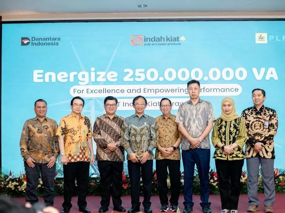 Direksi PT IKPP - Karawang Mills dan PT PLN Persero usai penyambungan daya 250 MVA di Karawang Jabar, Senin (13/4/2026). (FOTO: dok PLN)