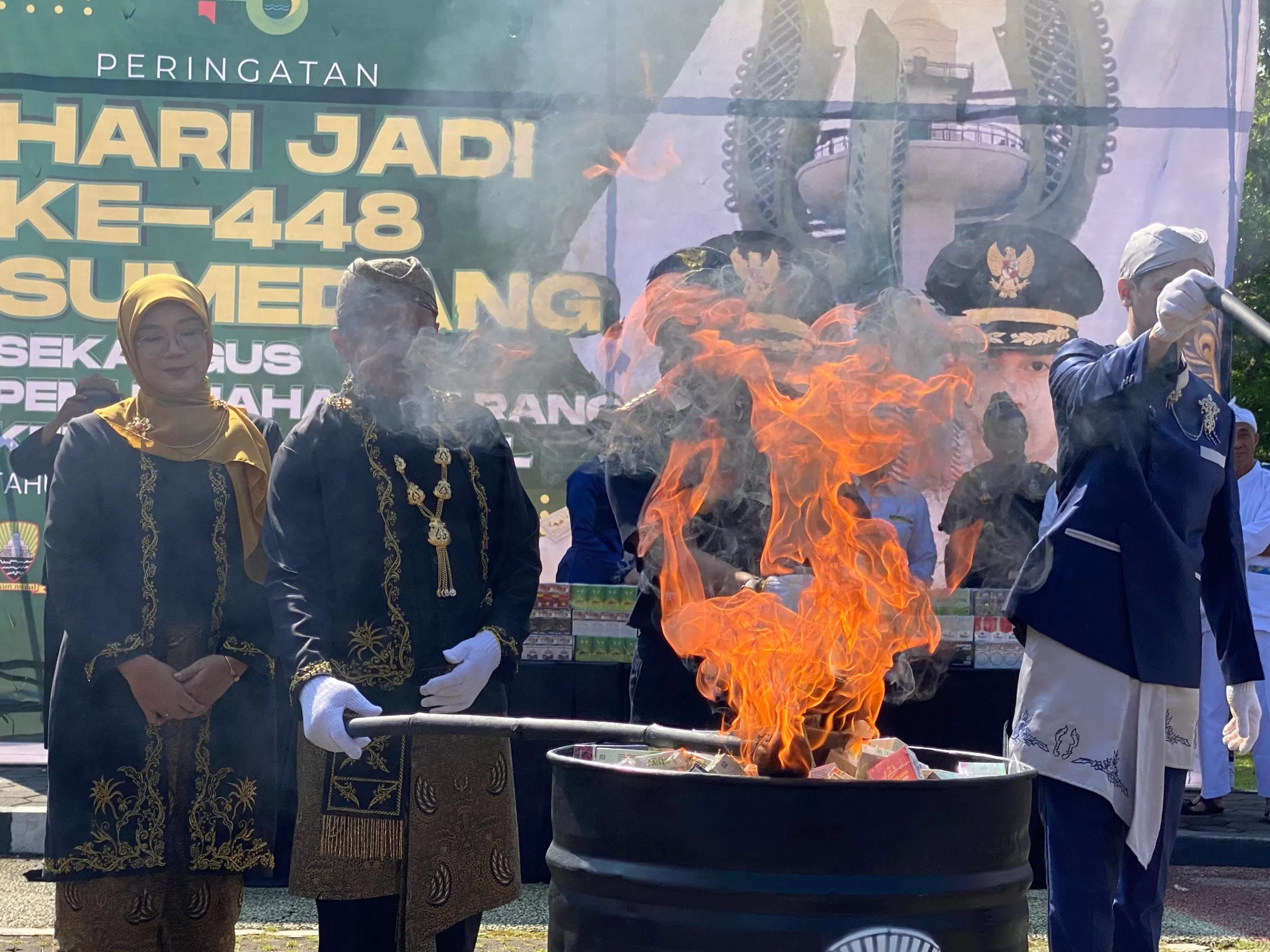 Bupati Sumedang, Dony Ahmad Munir, saat memusnahkan rokok Ilegal yang bertekad di Sumedang. (Foto : Istimewa)