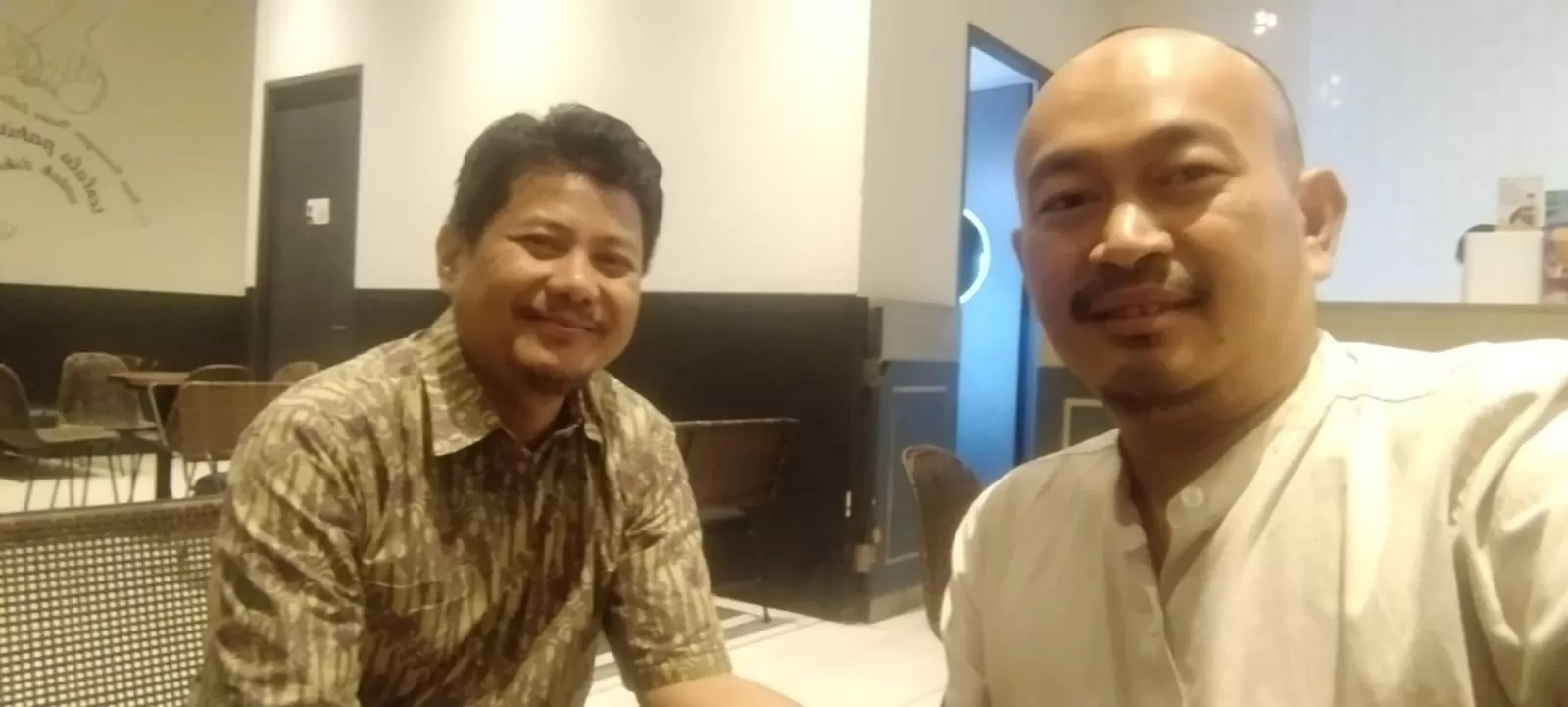 Rizki Laelani (kanan), wali santri Kampung Quran, foto bareng Anggota DPRD Sumedang, Rahmat Juliadi, usai menyampaikan keluhan soal nasib para santri yang hak pendidikannya terhenti akibat kebijakan pengelola. (Foto : Istimewa)
