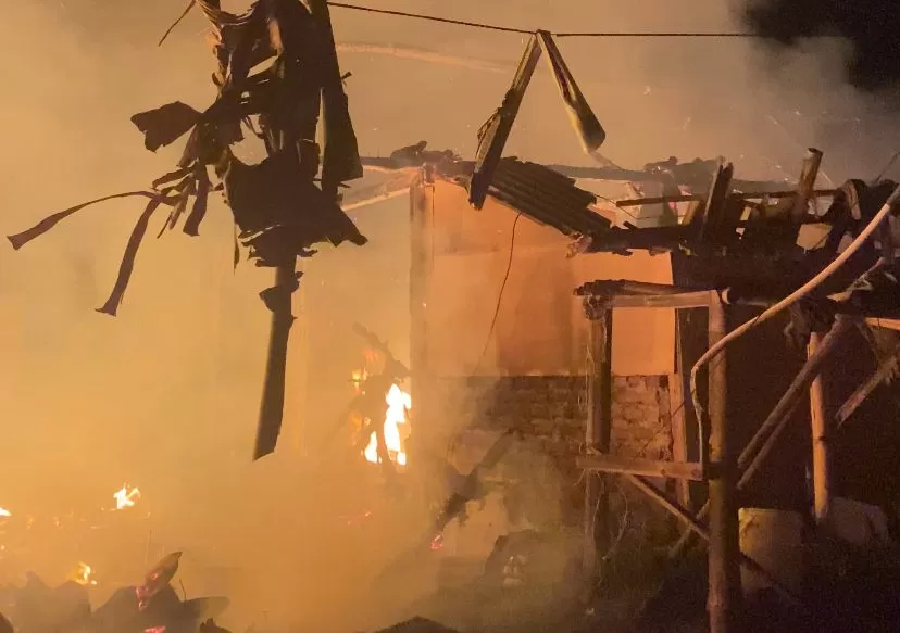 Kebakaran menghanguskan dua unit rumah warga di Dusun Cibenda, Desa Cikahuripan, Kecamatan Cimanggung, Kabupaten Sumedang, Kamis (23/4/2026) malam