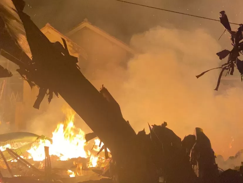 Kebakaran melanda dua rumah warga di Dusun Cibenda, Desa Cikahuripan, Kecamatan Cimanggung, Kabupaten Sumedang, Kamis (23/4/2026) malam.