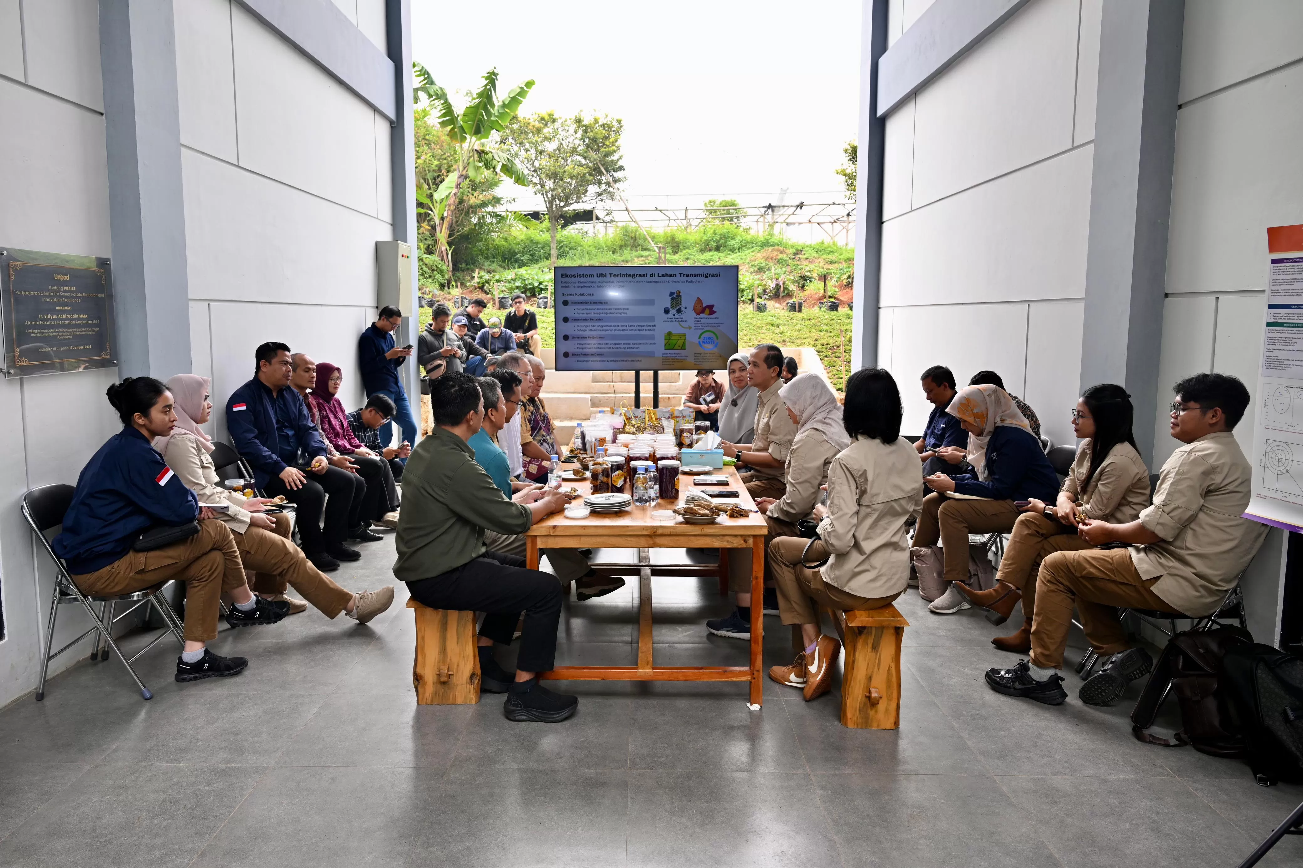 Momen diskusi mentri transmigrasi dan rektor unpad di Kampus Unpad. (foto : G'jodt)