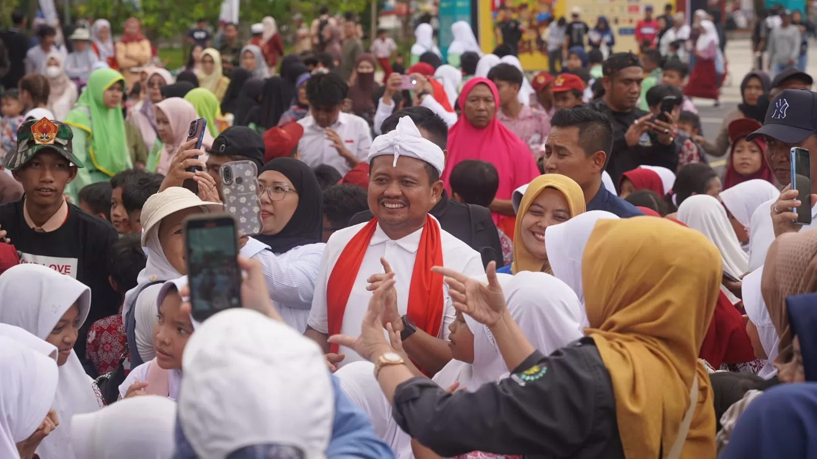 Bupati Sumedang Dony Ahmad Munir, tarawangsa. (foto : istimewa)