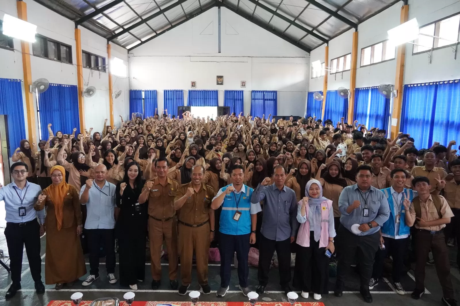 Sejumlah pelajar saat mengikuti program PLN Goes to School di SMAN 1 Cimalaka Sumedang Jabar, Selasa (28/4/2026). (FOTO: dok PLN)