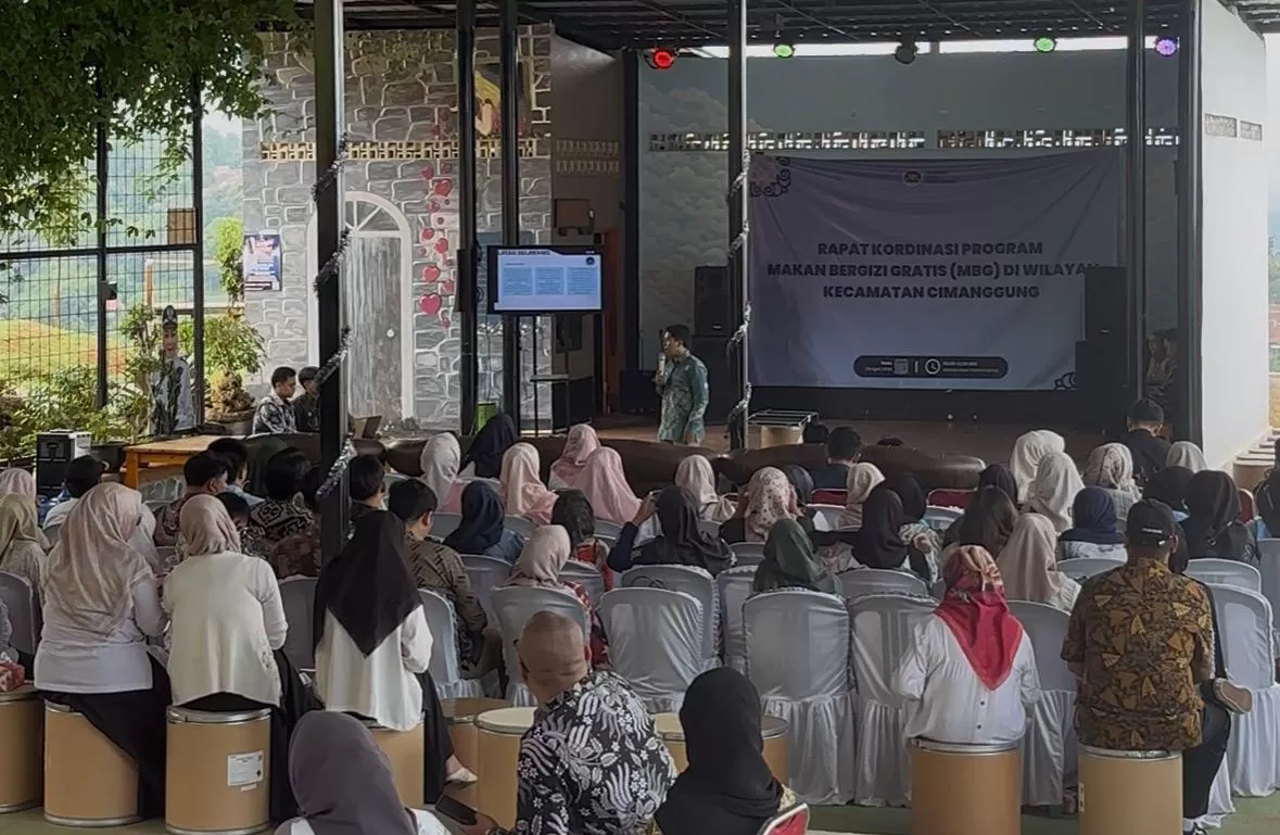 Suasana rapat koordinasi program Makan Bergizi Gratis (MBG) di Desa Wisata Pasirnanjung, Kecamatan Cimanggung, Kabupaten Sumedang, Rabu (29/4/2026).