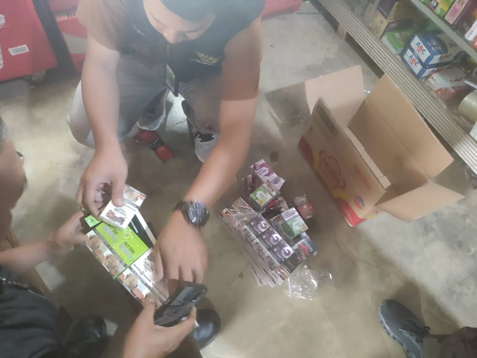 Petugas Satpol PP Sumedang saat melakukan razia rokok Ilegal. (Foto : Istimewa)