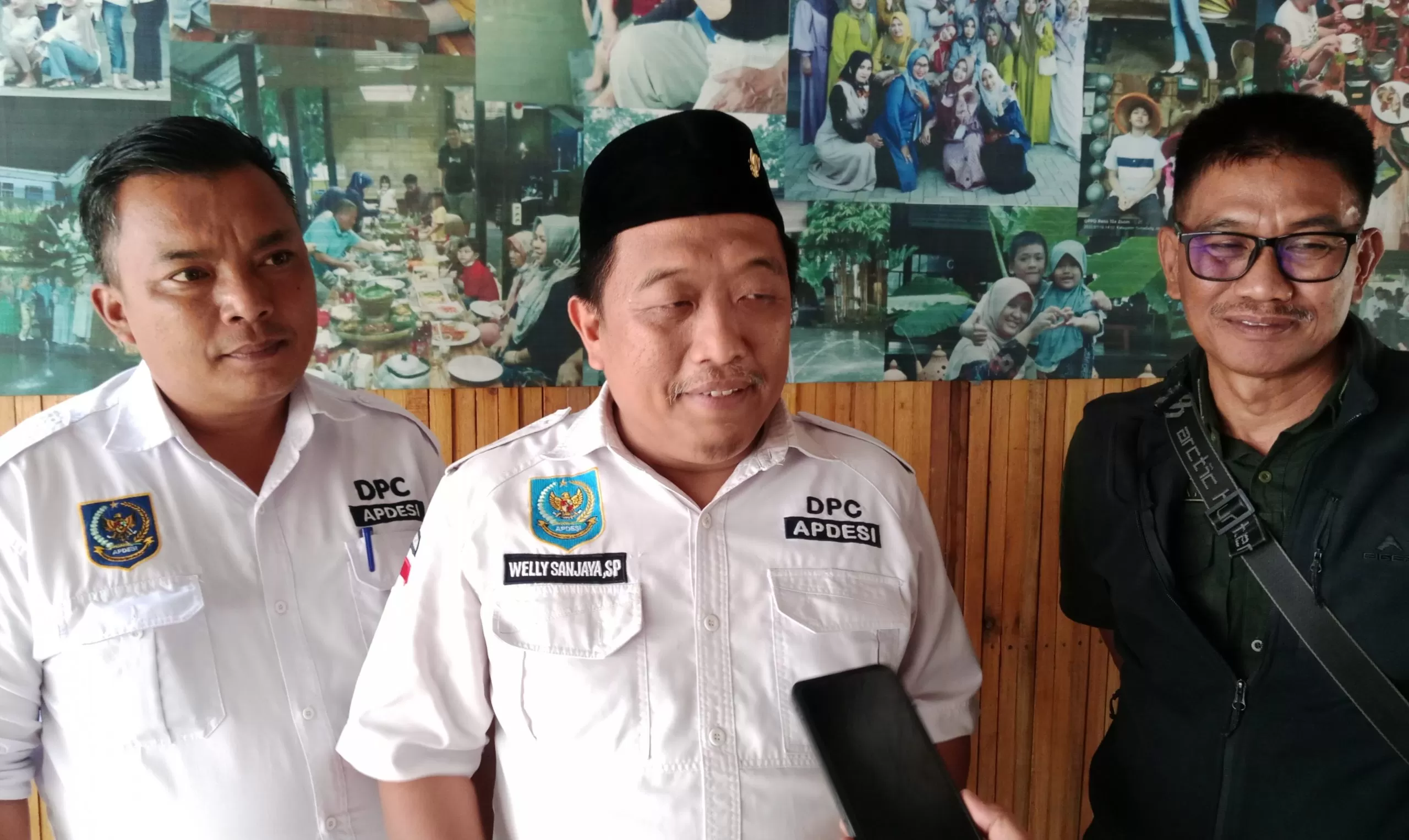 Ketua APDESI Sumedang, Welly Sanjaya (tengah) Didampingi Pengurus APDESI Sumedang saat Diwawancarai Awak Media (Foto : Istimewa) 